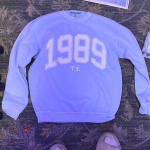 TAYLOR SWIFT 1989 LIGHT BLUE CREWNECK